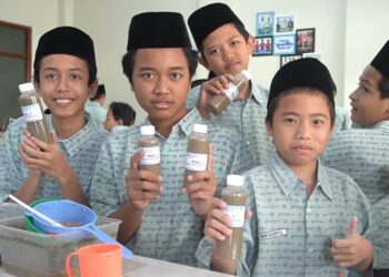 Siswa MTs. Tahfidz Yanbu’ul Qur’an Kudus Mengubah Limbah Nasi Menjadi MOL Pupuk Cair yang Ramah Lingkungan