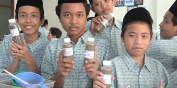 Siswa MTs. Tahfidz Yanbu’ul Qur’an Kudus Mengubah Limbah Nasi Menjadi MOL Pupuk Cair yang Ramah Lingkungan