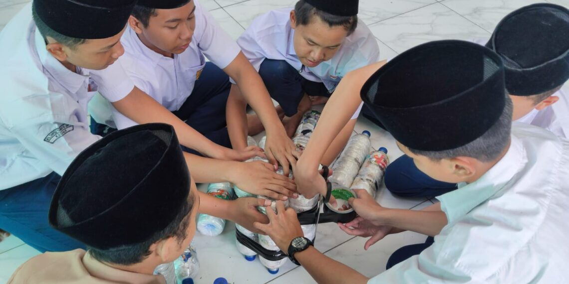 Siswa MTs. Tahfidz Yanbu’ul Qur’an Kudus Berinovasi: Mengubah Sampah Plastik Menjadi Ecobrick