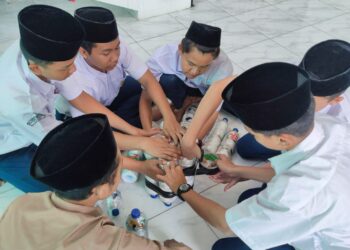 Siswa MTs. Tahfidz Yanbu’ul Qur’an Kudus Berinovasi: Mengubah Sampah Plastik Menjadi Ecobrick