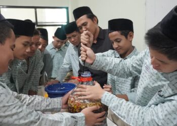 Inovasi Pengelolaan Limbah Buah dan Sayur Menjadi Eco Enzym: Penanaman Karakter Peduli Lingkungan