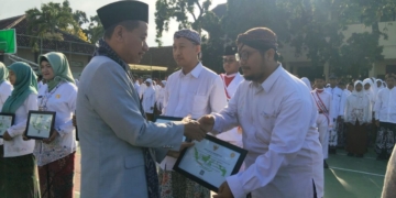 Prosesi Penyerahan Sertifikat Akreditasi Perpustakaan Cakrawala MTs. Tahfidz Yanbu’ul Qur’an Kudus