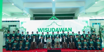 Suasana Haru dan Khidmat Warnai Wisuda 149 Santri PTYQ Menawan Kudus
