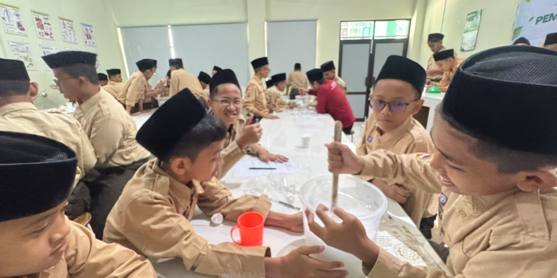 Siswa MTs Tahfidz Yanbu’ul Qur’an Kudus Antusias Mengikuti Pembelajaran Kokurikuler Pembuatan Sabun