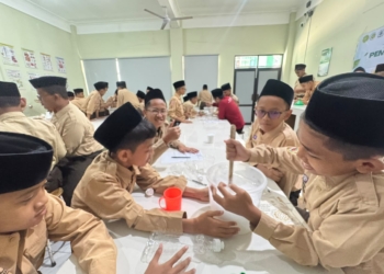 Siswa MTs Tahfidz Yanbu’ul Qur’an Kudus Antusias Mengikuti Pembelajaran Kokurikuler Pembuatan Sabun