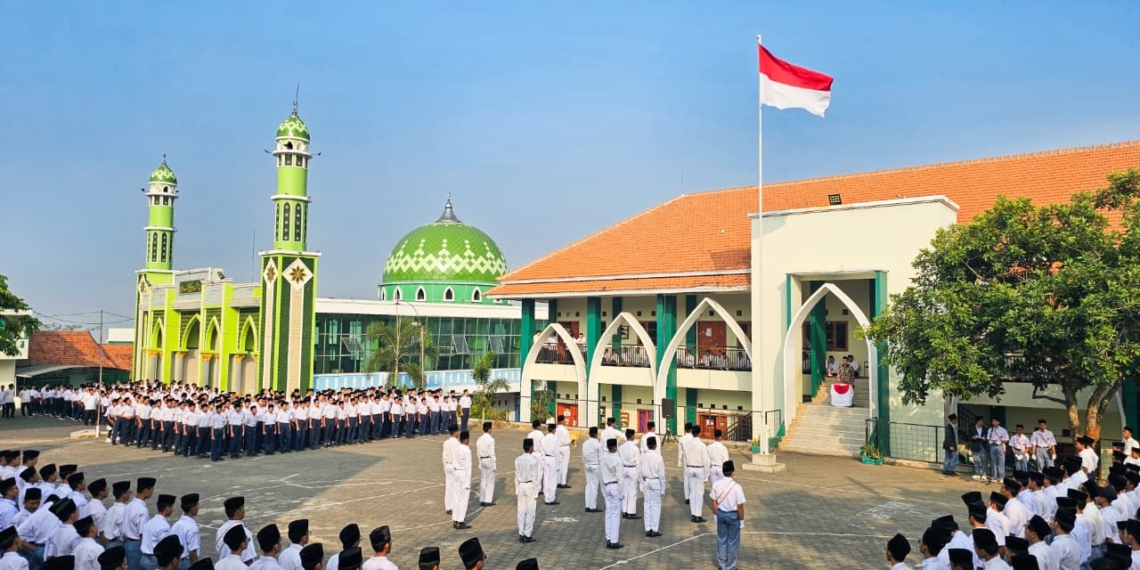 Semarak HUT ke-81 Kemerdekaan RI, Pondok Tahfidz Yanbu’ul Qur’an Menawan Gelar Upacara dan Penampilan Defile Santri