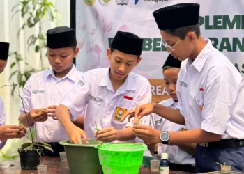 Prakrik Budidaya Anggrek Berbasis Greenhouse di MTs TYQ Kudus