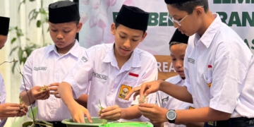 Prakrik Budidaya Anggrek Berbasis Greenhouse di MTs TYQ Kudus